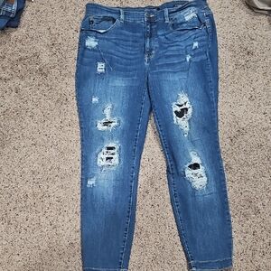 Trendy Distressed Ankle Jeans in Blue
